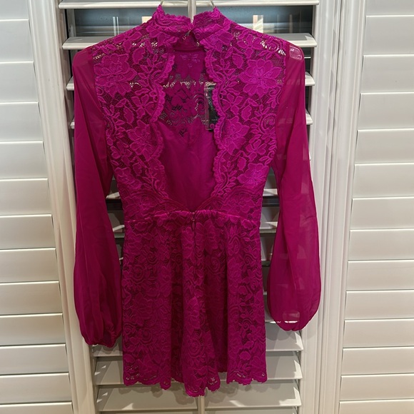 Women’s Bebe Rosa Lace Romper with Contrast Sleeves. - Picture 5 of 6